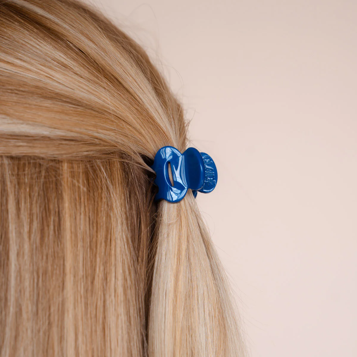 Avril Haarklammer - Image 3